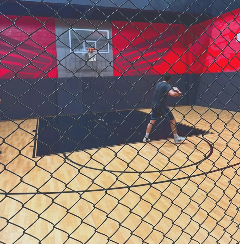 Kırmızı duvar grafikli kapalı basketbol sahası