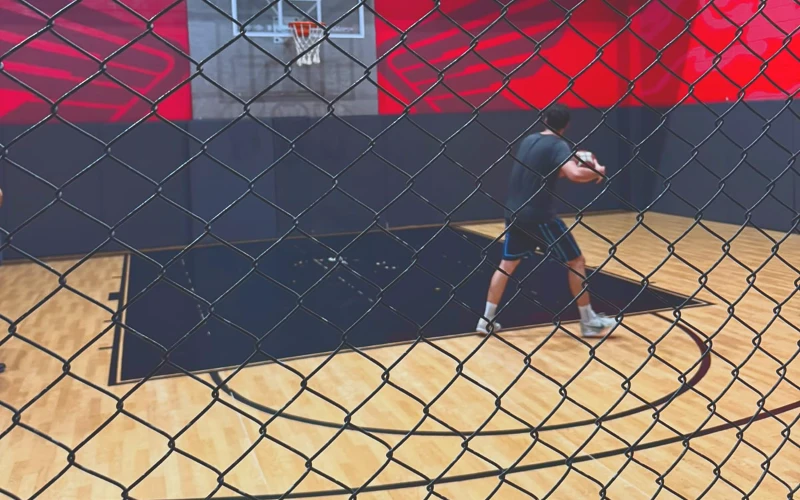 Kırmızı duvar grafikli kapalı basketbol sahası