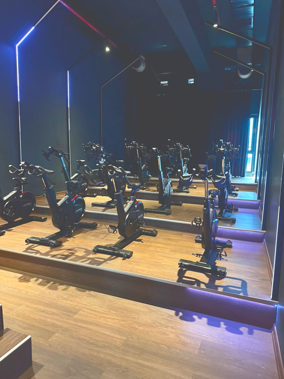 LED ışıklı indoor cycling stüdyosu