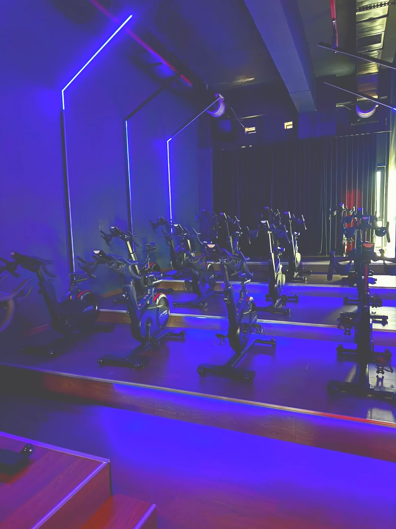 Mavi LED aydınlatmalı cycling stüdyosu