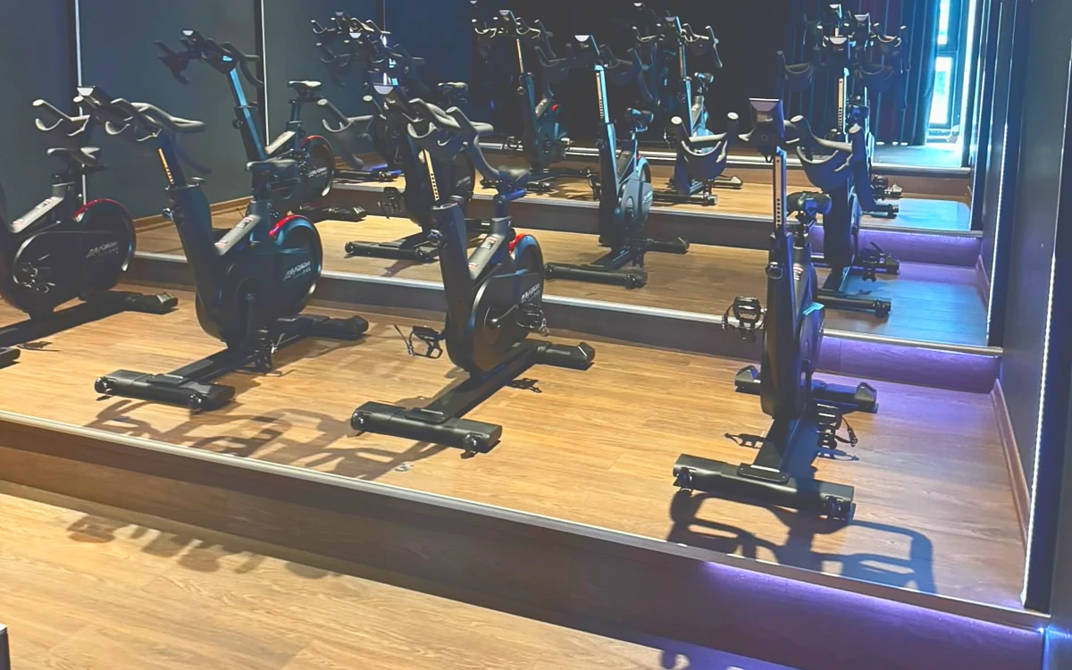 LED ışıklı indoor cycling stüdyosu